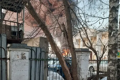 В Ярославле горит склад пиломатериалов