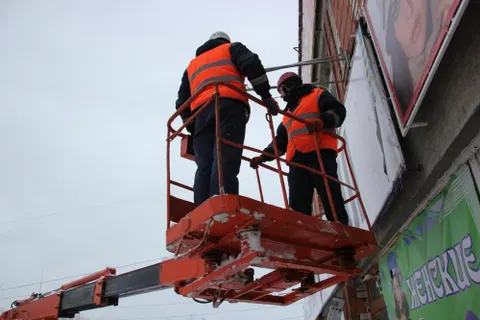 На Ленинградском проспекте в Ярославле борются с незаконной рекламой