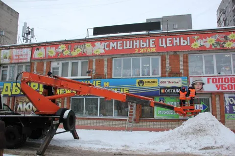 На Ленинградском проспекте в Ярославле борются с незаконной рекламой