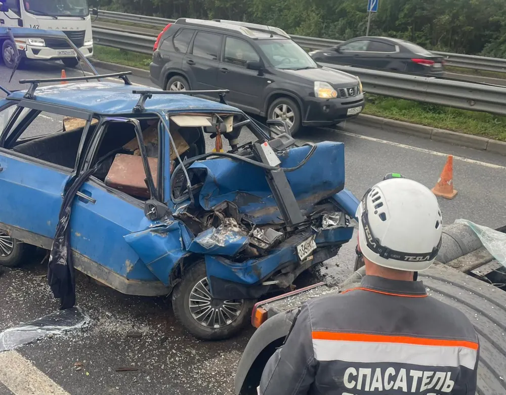 Ярославские спасатели деблокировали застрявшего после жесткого ДТП водителя