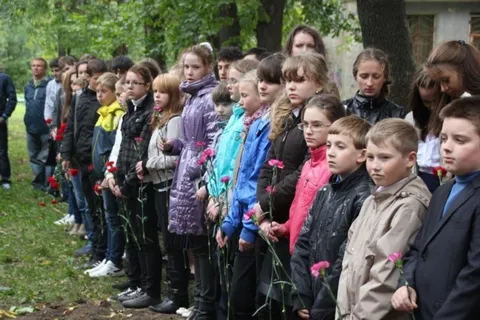 Школе № 9 в Ярославле присвоили имя хоккеиста Ивана Ткаченко. С фото