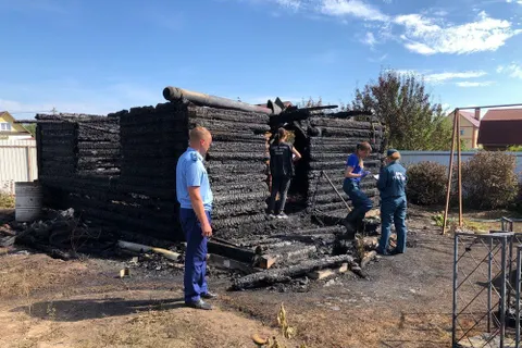 В Ярославской области в сгоревшем доме погибли пенсионерка и двое детей