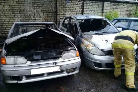 В центре Ярославля сгорели два легковых автомобиля
