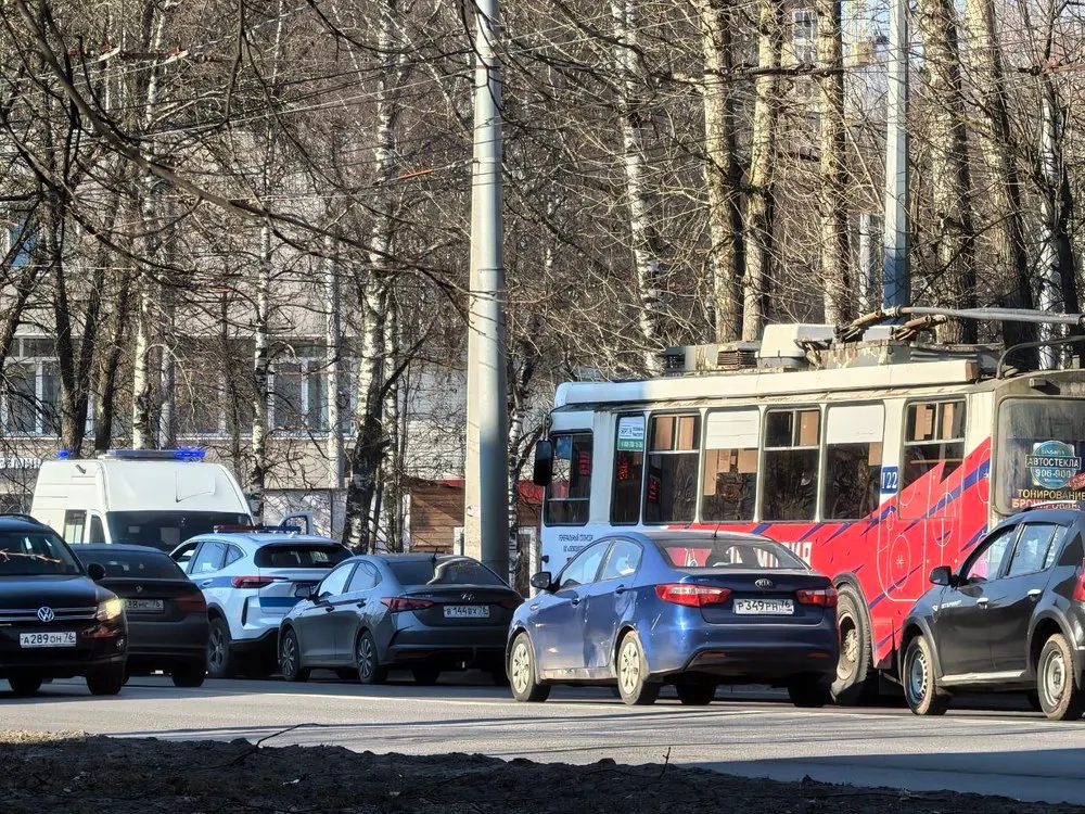 В Ярославле легковушка сбила водителя троллейбуса