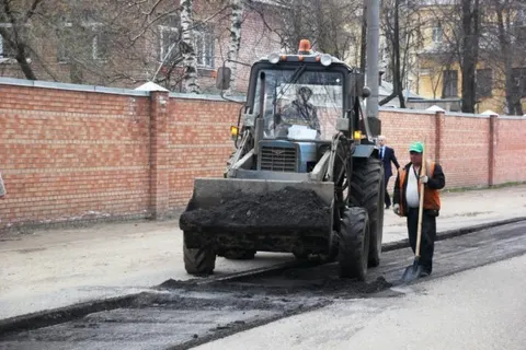 В Ярославле сняли асфальт с Загородного сада (с фото)