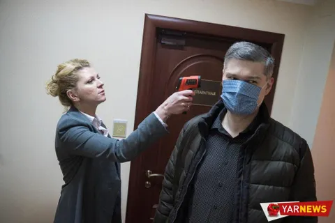 Депутатам Ярославской облдумы перед заседанием измеряли температуру – фото