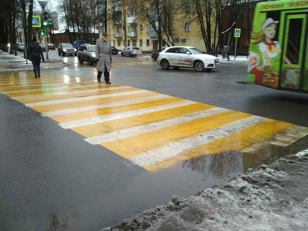 Жители Ярославля тонут в лужах на остановках и переходах: почему