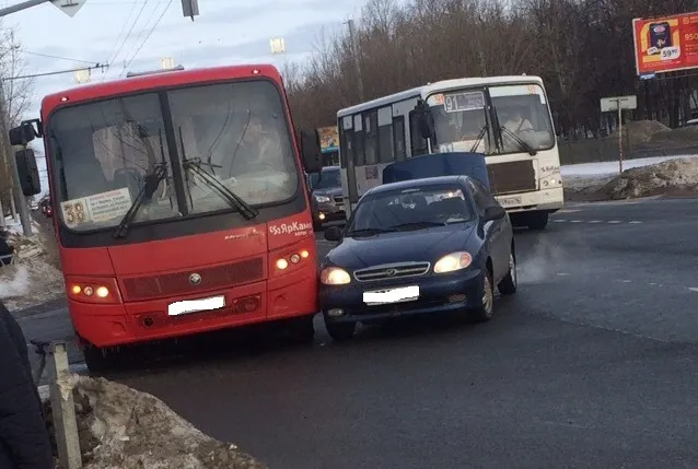 В Ярославле легковушка въехала в маршрутку