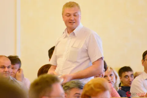 Заместители мэра Ярославля пришли на заседание муниципалитета в красивых костюмах и красивых галстуках. Фото
