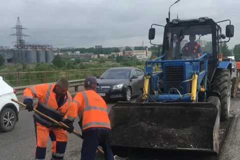 В Ярославле начали заделывать ямы на Суринском путепроводе