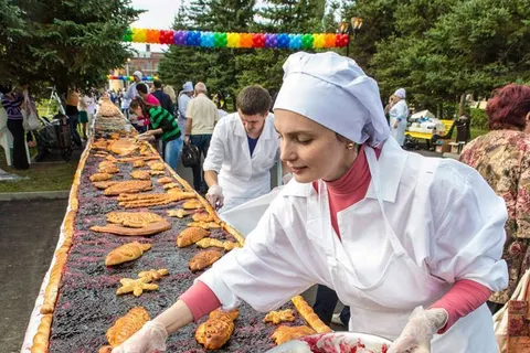 В Рыбинске Ярославской области испекли гигантский пирог. Фоторепортаж
