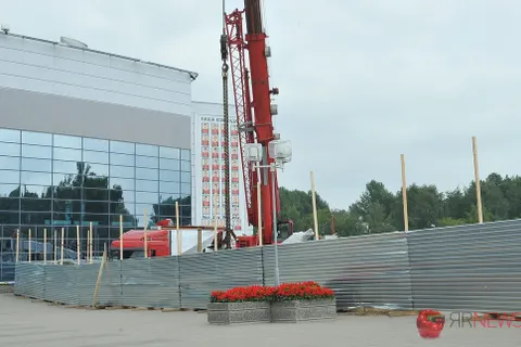 В Ярославле начали устанавливать памятник «Локомотиву». С фото