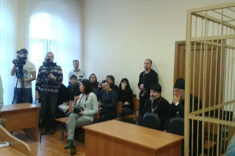 Известные горожане c транспарантами пришли поддержать мэра Рыбинска Ярославской области. С фото