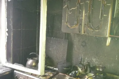 В ярославской многоэтажке ночью загорелась квартира