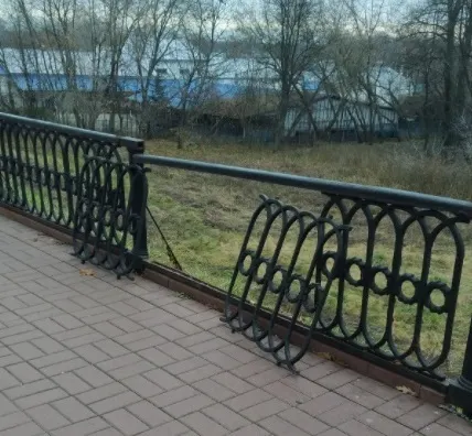 В Ярославле вандалы разобрали часть забора на набережной