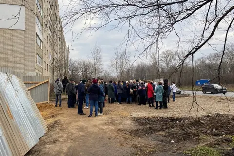 «Нам не нужен пятый магазин!»: зампред ярославского правительства не смог успокоить протестующих жителей