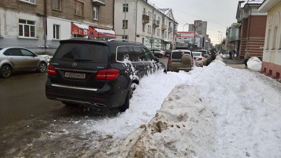 В Рыбинске снежная лавина с крыши накрыла «Мерседес»