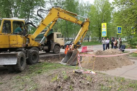 К устранению провала асфальта в центре Ярославля приступили сотрудники «ТГК-2»