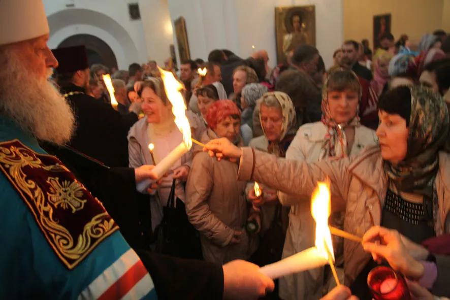Благодатный огонь из Успенского собора горит во всех храмах Ярославской епархии (с фото)