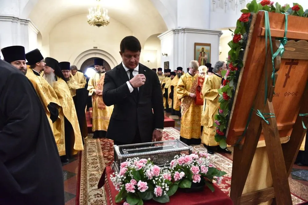 Мэр Ярославля приложился к мощам Спиридона Тримифунтского