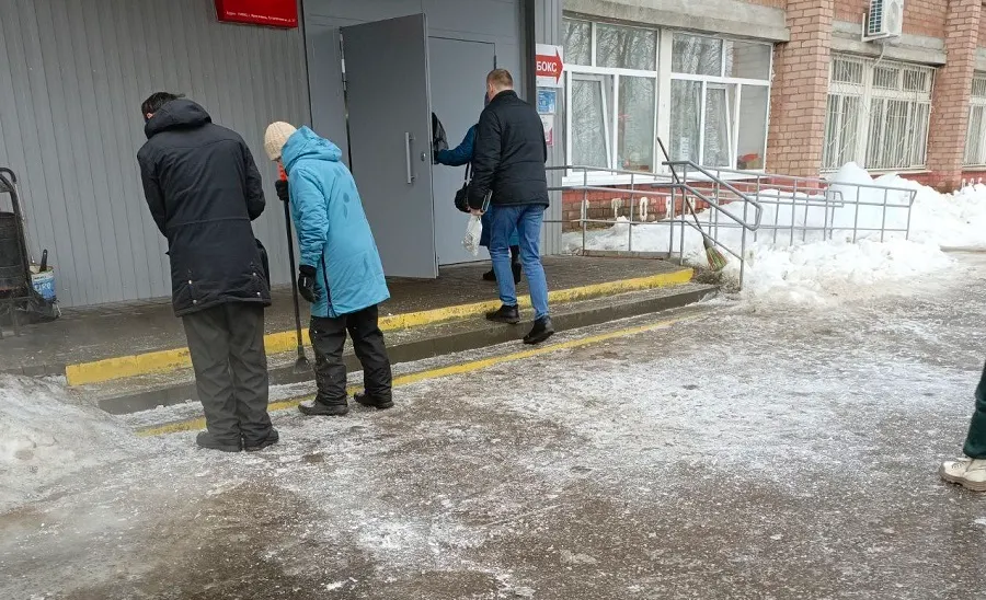 Ярославцы просят убрать лед у поликлиники