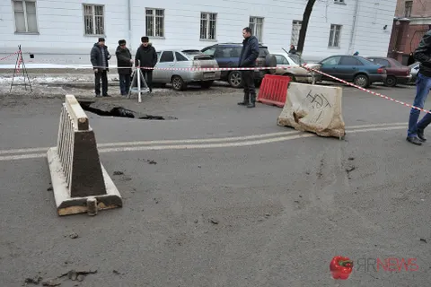 На улице Советской в Ярославле провалился асфальт. С фото
