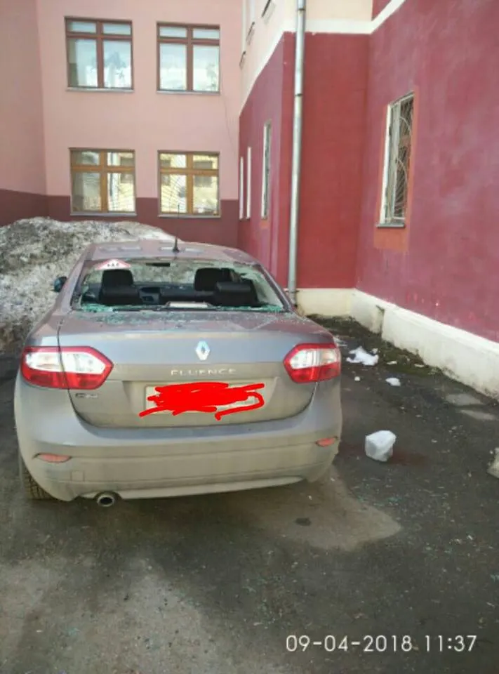 В Ярославле лед с крыши дома выбил стекло автомобиля