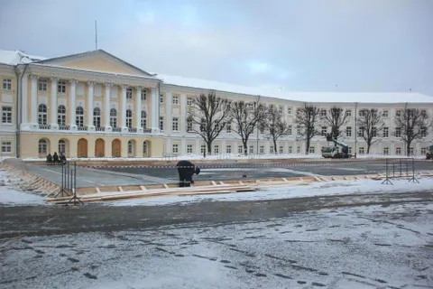 На Советской площади в Ярославле начали обустраивать каток
