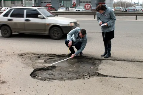 Активисты народного фронта составляли карту «убитых дорог» Ярославля