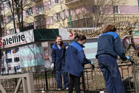В центре Ярославля во дворах прошли субботники