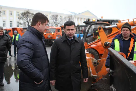 В Ярославле водителям вручили ключи от пятнадцати снегоуборочных машин