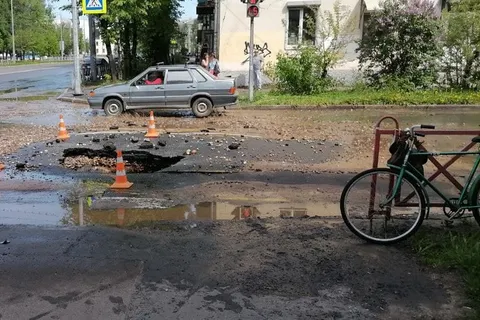В Ярославле из-под земли забил гигантский фонтан: видео