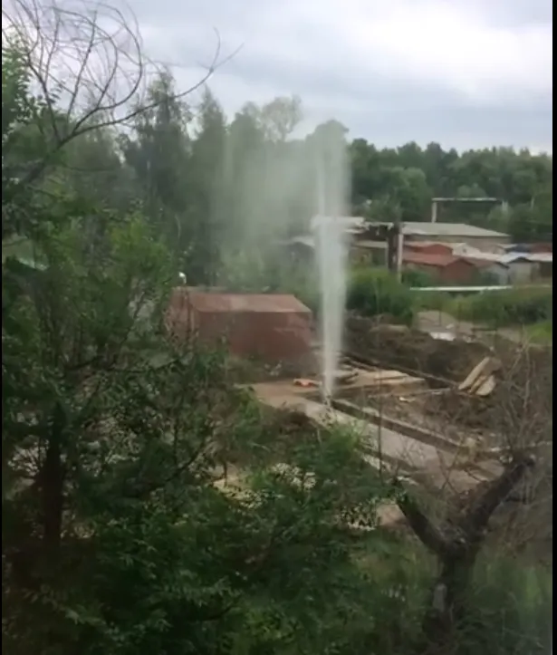 Видео: в Ярославле на Липовой горе появился фонтан – коммунальный