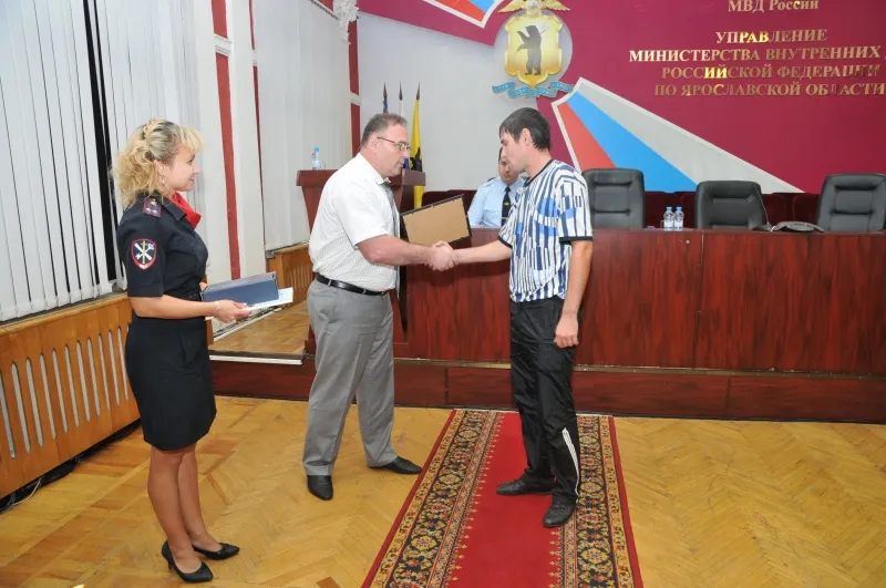 Ярославские полицейские вручили подарок таксисту, задержавшему преступника