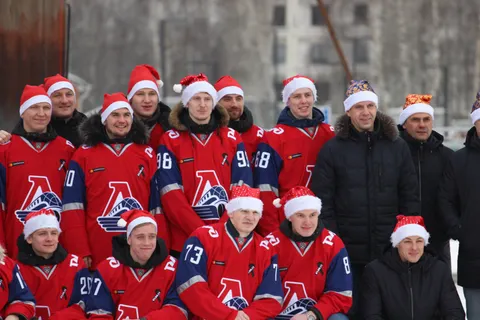 Фоторепортаж: Хоккеисты «Локомотива» сделали совместное новогоднее фото