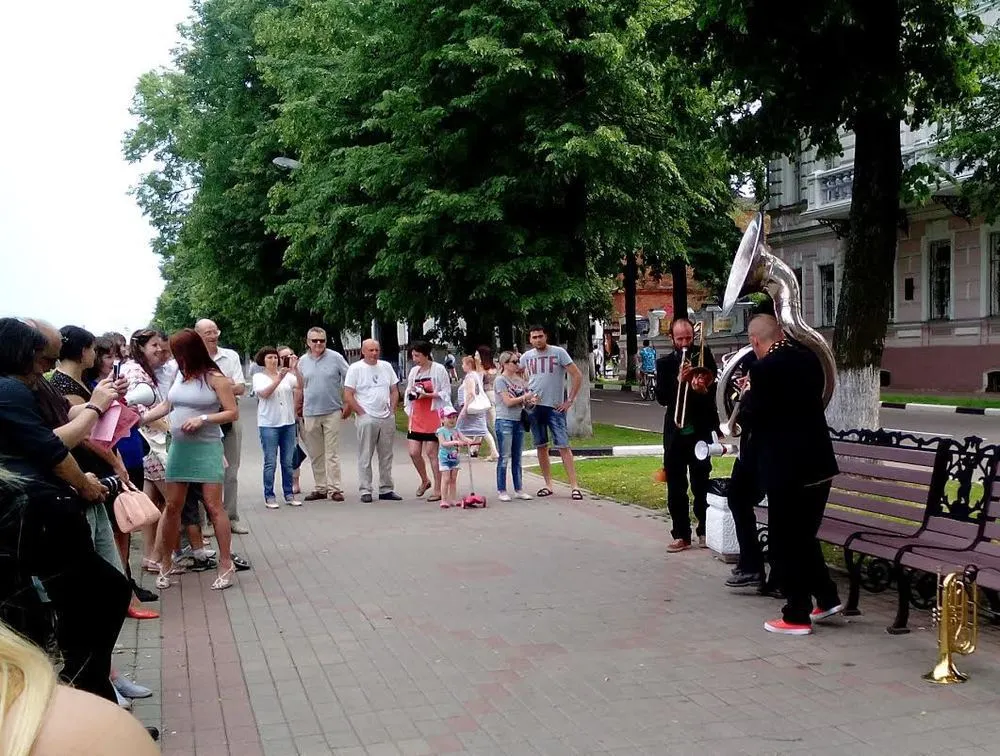В Ярославле в европейский день музыки сыграли французы уличного театра «Cheval des 3»