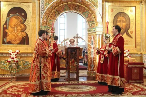 Благодатный огонь в Ярославле раздавали при большом стечении народа