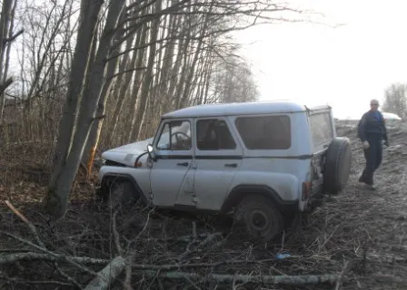 В Ярославской области УАЗик и Рено «улетели» в кювет и врезались в дерево