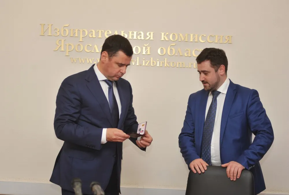 Олег Захаров вручил Дмитрию Миронову удостоверение губернатора Ярославской области