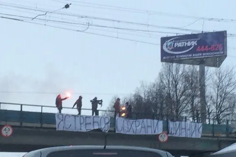 В Ярославле футбольные фанаты вывесили плакат «Ястребов, сохрани Шинник»