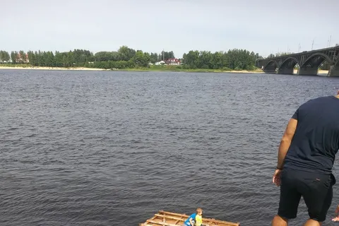 По Волге на палетте: в Рыбинске прохожие спасли двух мальчишек