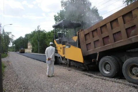 На Спортивной улице в Ярославле начали укладывать асфальт