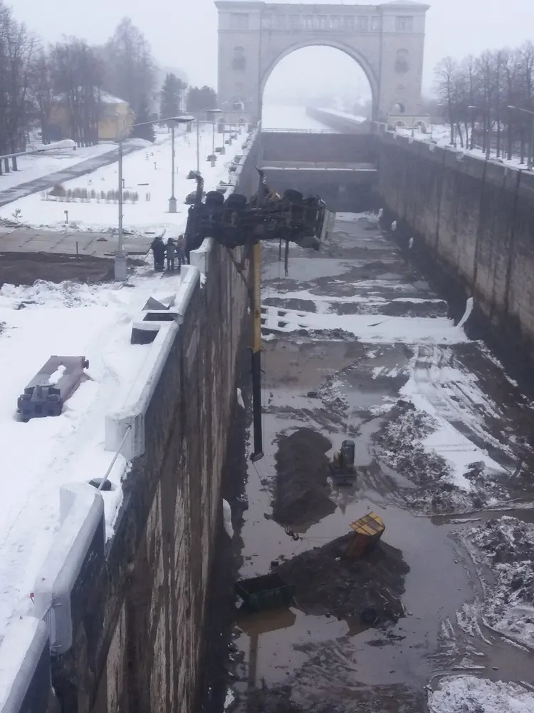 В Угличе автокран упал в камеру шлюза