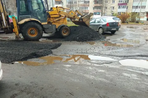 В Ярославской области жители поселка самостоятельно отремонтировали дорогу