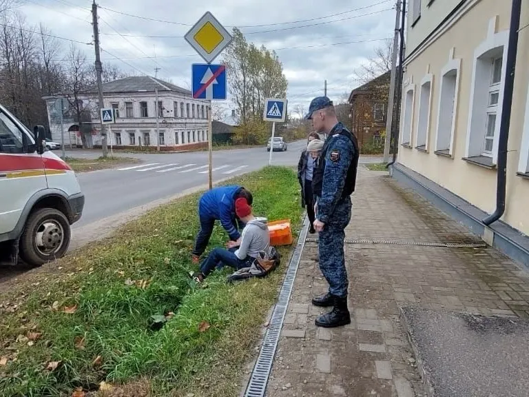 В Ярославской области пристав спас посетителя суда