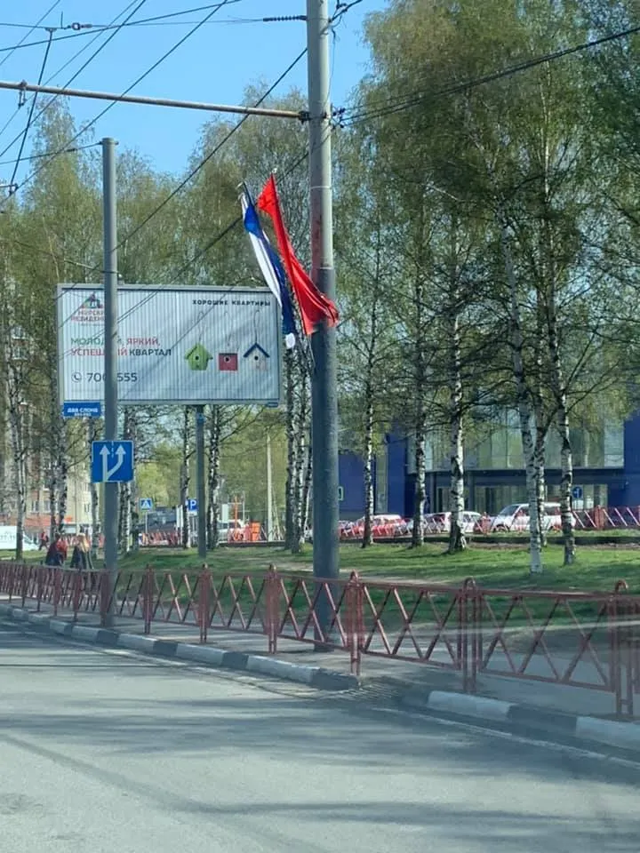 Ярославль готовится к праздникам: опоры красят – флаги прилипают