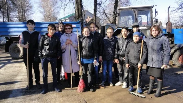 В Ярославле сегодня школьники субботник переименовали в «чистый четверг» (фото)