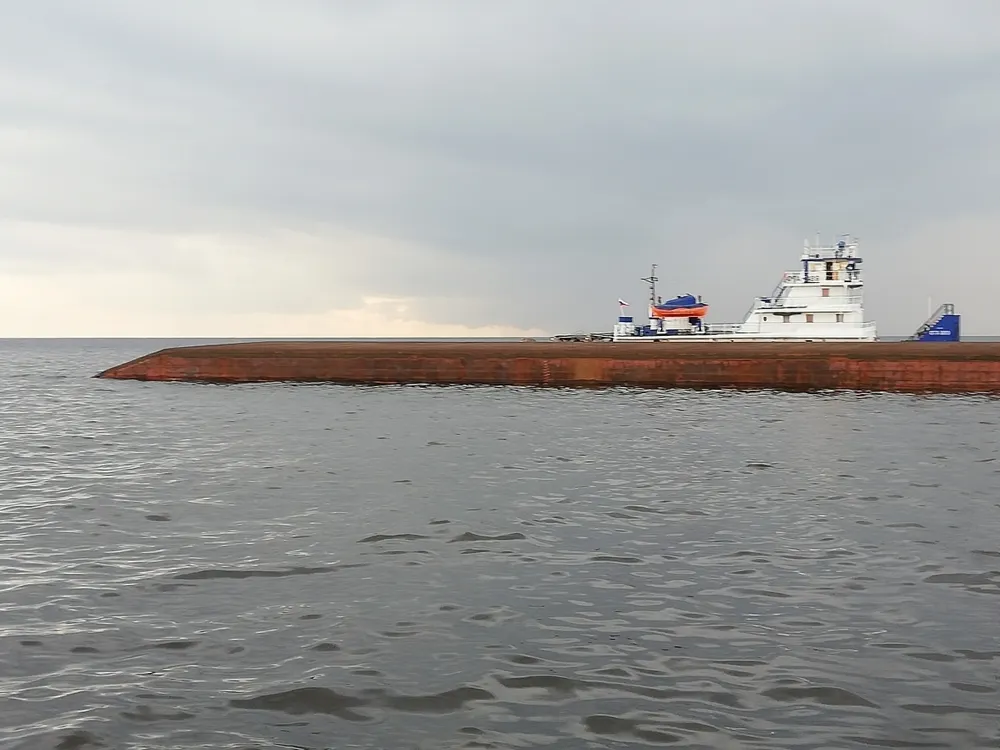 В крушении баржи на Рыбинском море погибло два человека