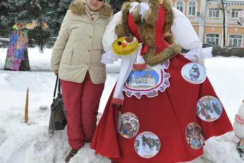 В центре Ярославля начался конкурс масленичных кукол. Фоторепортаж