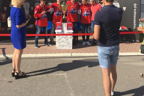 Ярославцы сфотографировались с Кубком Харламова